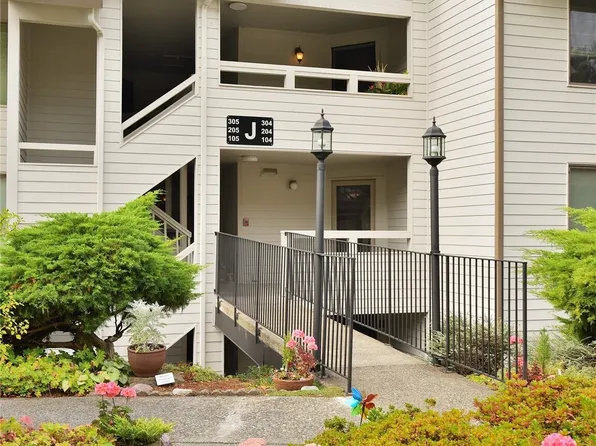 23401 Lakeview Drive #J105, Mountlake Terrace, WA 98043