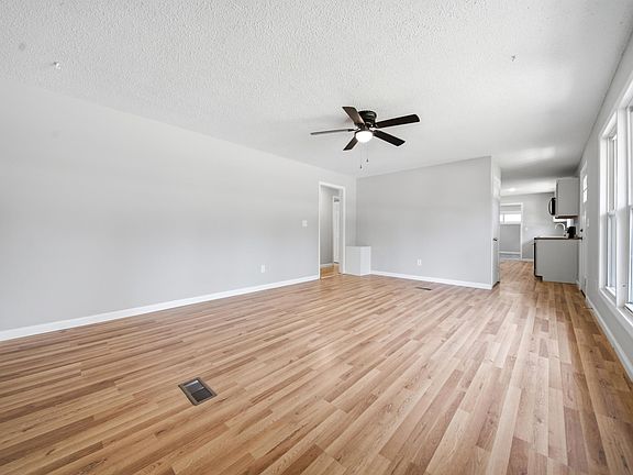 5th image of 1040 E Sherwood Dr