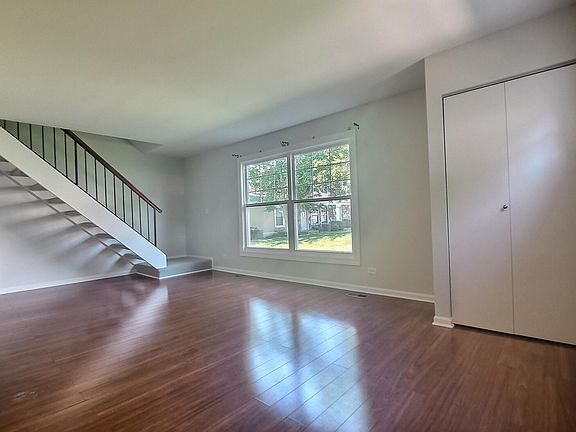 5th image of 364 Meadow Ct