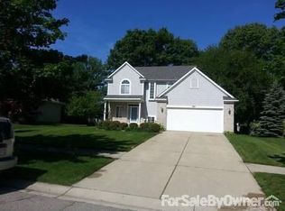385 Pine Creek Dr, Waterford, MI 48327