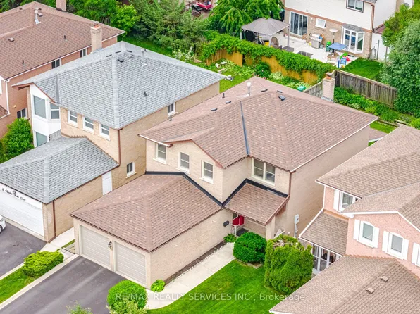 10 Meadow Bush Ct, Brampton, ON L6S 5B6