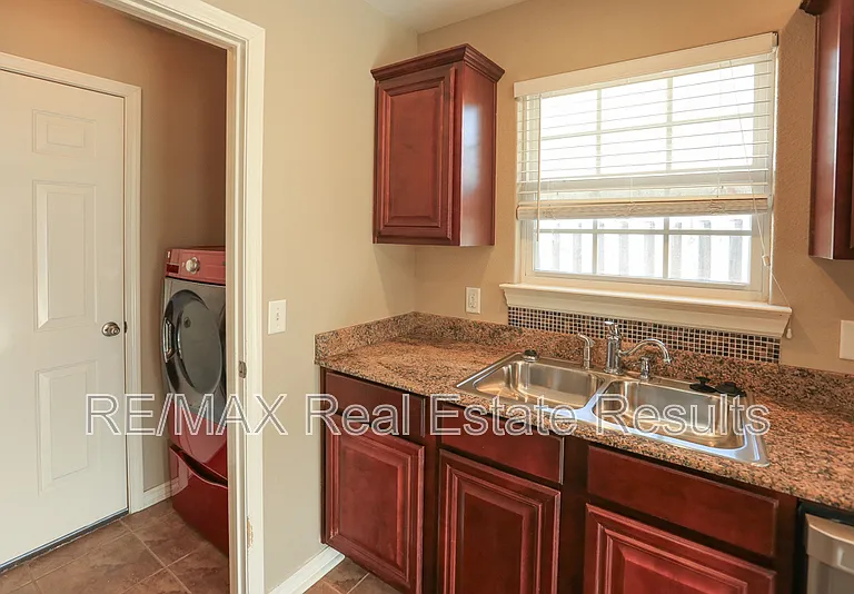 6303 S 37th St — Photo 17