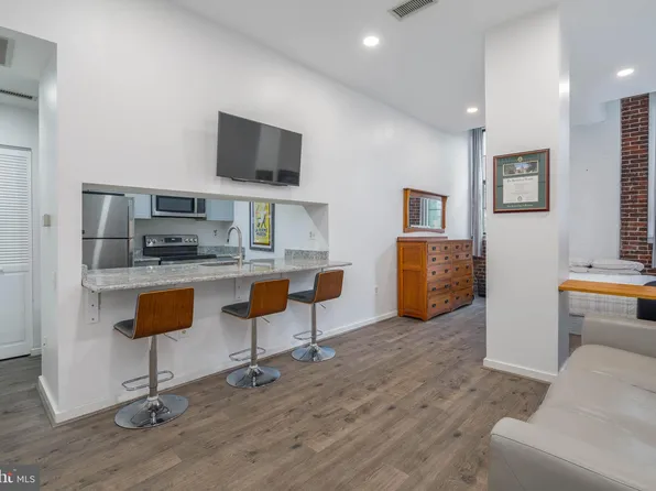 315 New St APT 213, Philadelphia, PA 19106