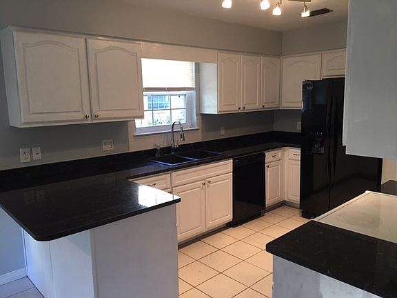 4th image of 1136 Troon Dr W