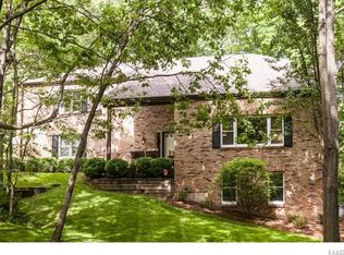 10 Woods Hill Dr, Chesterfield, MO