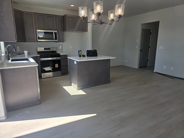1528 N Wilhelm Way — Photo 2