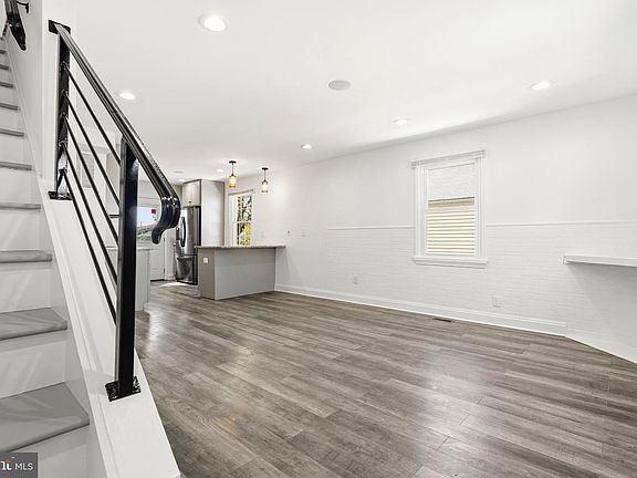 4th image of 907 Martin Rd