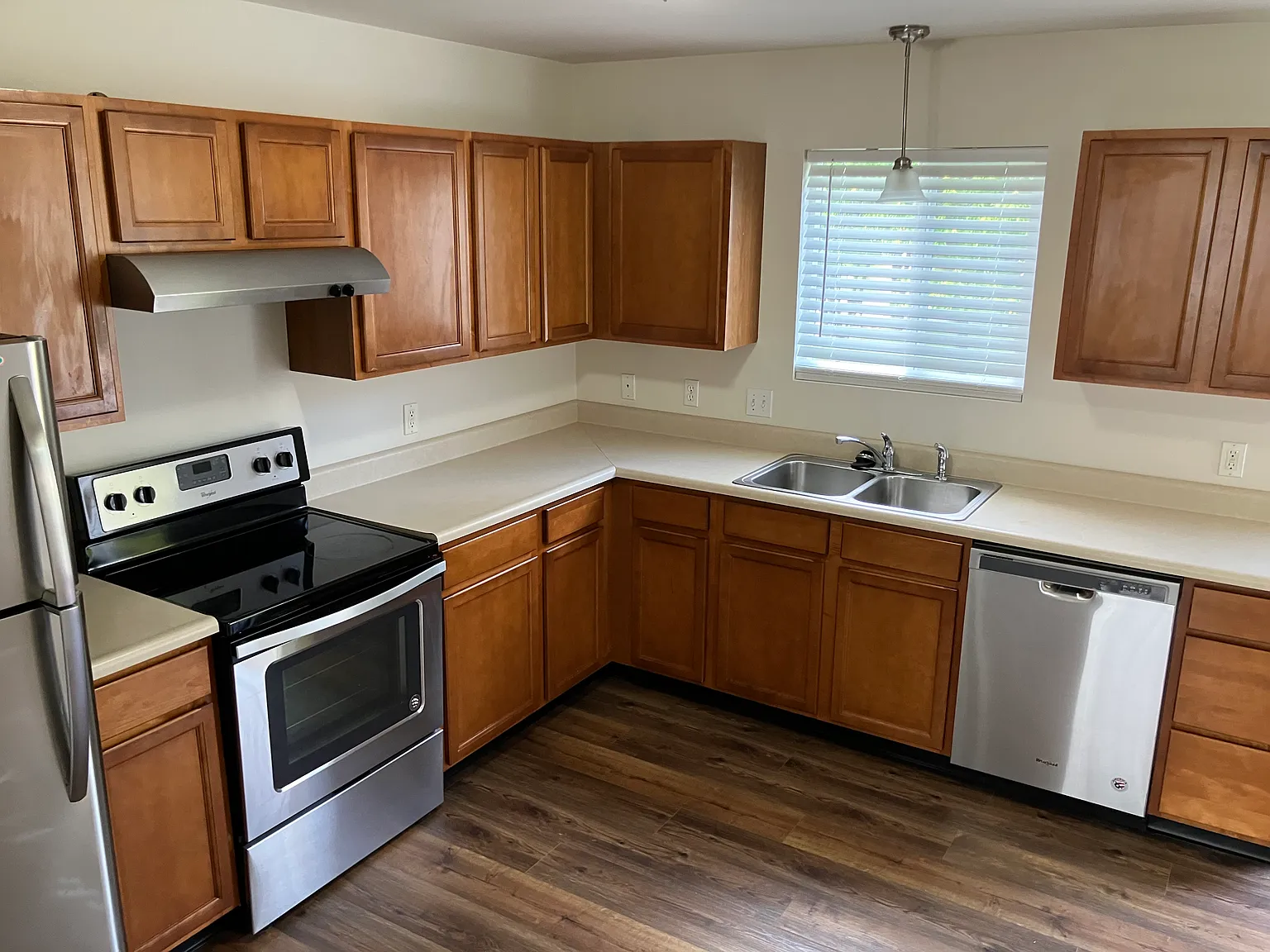 3 bed, 1.5 bath, 900 sqft, $1,300 — Photo 3