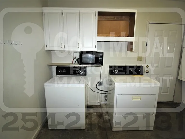 1208 E Avenue H — Photo 14