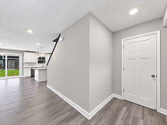 4th image of 1142 Middlefield Rd