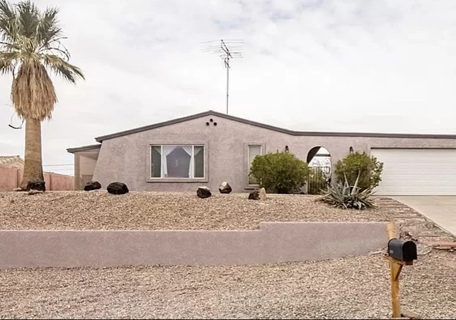3 Bedroom Home, 2 Bath — Photo 1