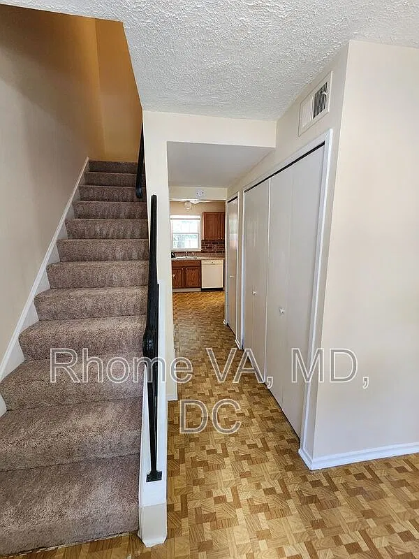 3 bed, 1.0 bath, 1122 sqft, $2,400 — Photo 2
