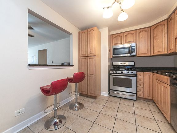 3rd image of 677 S Des Plaines River Rd #1C