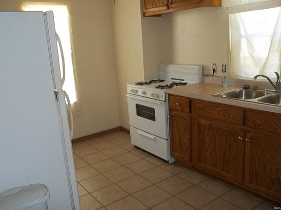 2nd image of 914 W Lusher Ave