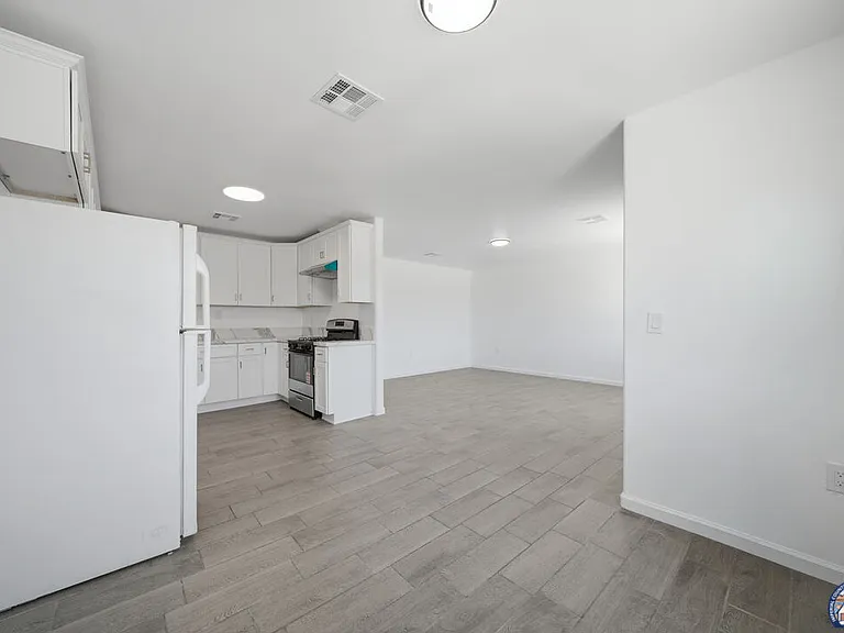 1077 Wozencraft St — Photo 12