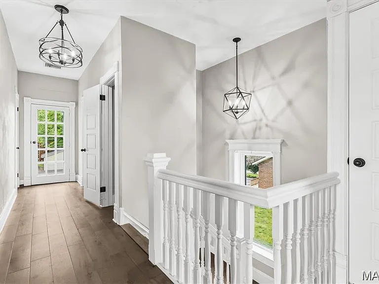 221 N Jackson St — Photo 11