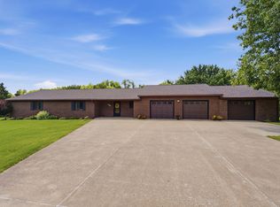2472 Hummingbird Ln, Muscatine, IA 52761