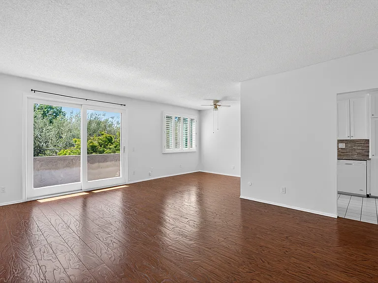 Woodman Ave Apartments — Photo 78