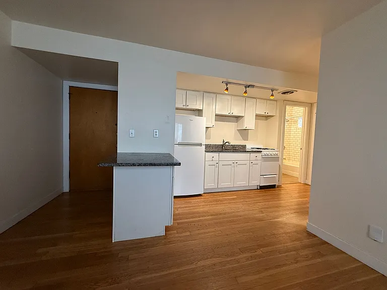 1639 N Farwell Ave — Photo 2