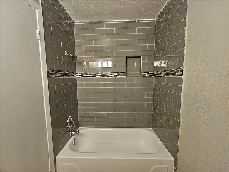 1305 Bonnie Brae St #B — Photo 8