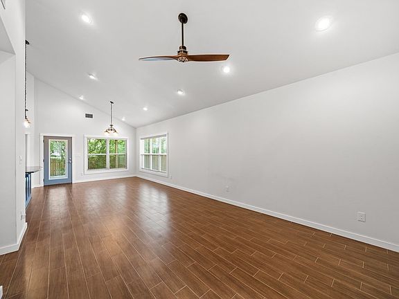 3rd image of 1016 Creswell Ln