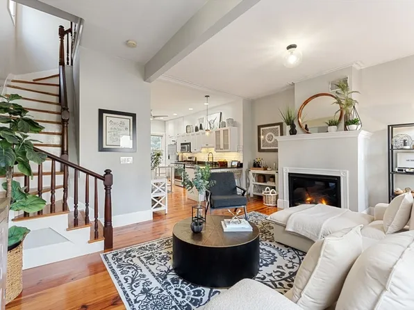 511 E 8th St #2, South Boston, MA 02127