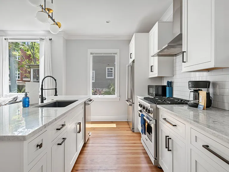 21 Charlotte St #F — Photo 10