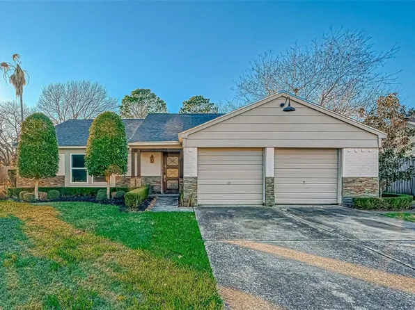 520 E Castle Harbour Dr, Friendswood, TX 77546