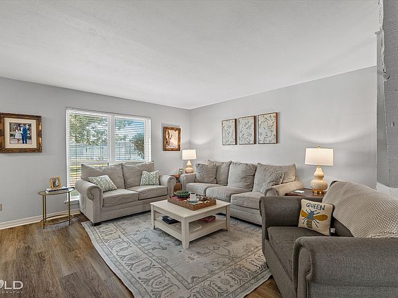 5th image of 10034 Artesia Dr
