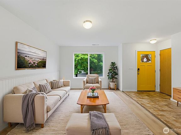 4th image of 21284 Brevik Place NW