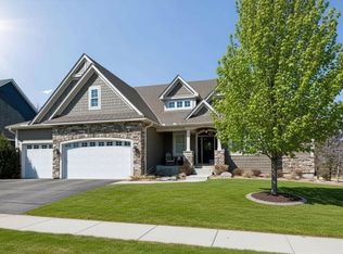 9264 Hawkcrest Ct, Chanhassen, MN 55317