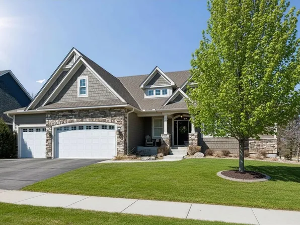 9264 Hawkcrest Ct, Chanhassen, MN 55317