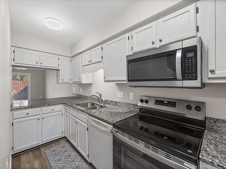 704 Heritage Pkwy — Photo 9