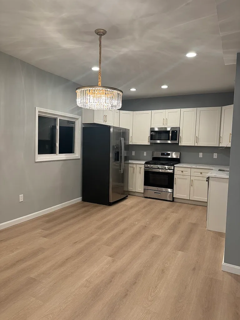3 bed, 1.5 bath, 944 sqft, $1,800 — Photo 2