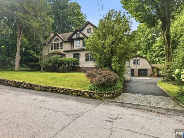 41 Crest Rd, Hillsdale, NJ 07642