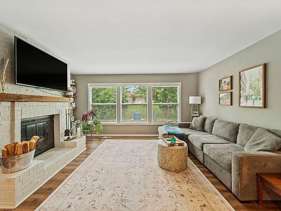 4th image of 213 Lexington Dr