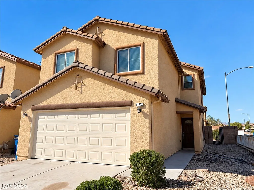 4 bed, 2.5 bath, 2014 sqft, $2,100 — Photo 2