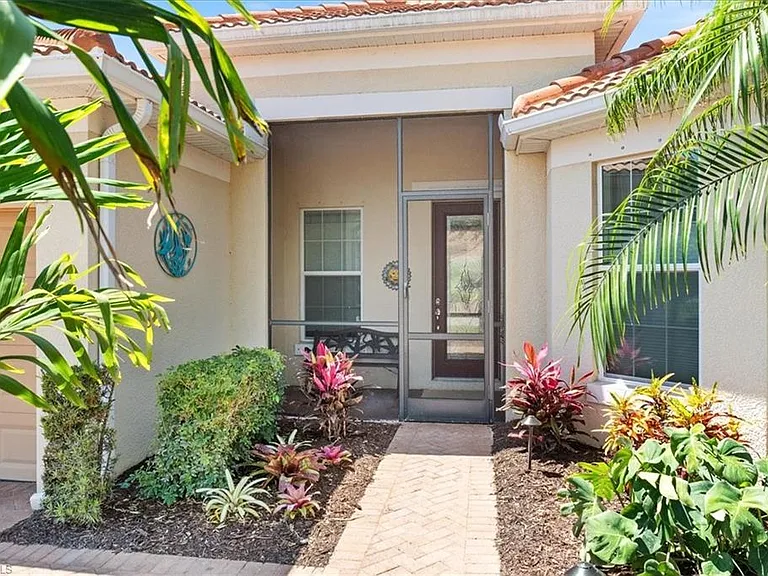 6140 Victory Dr — Photo 2