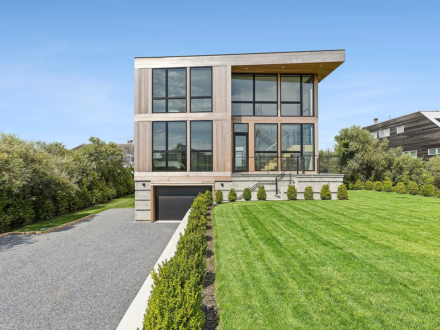 Westhampton Beach Modern Bayfront with Pool — Photo 2