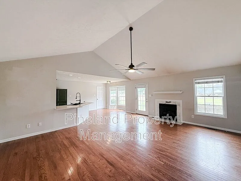 3 bed, 2.0 bath, 2221 sqft, $2,000 — Photo 2