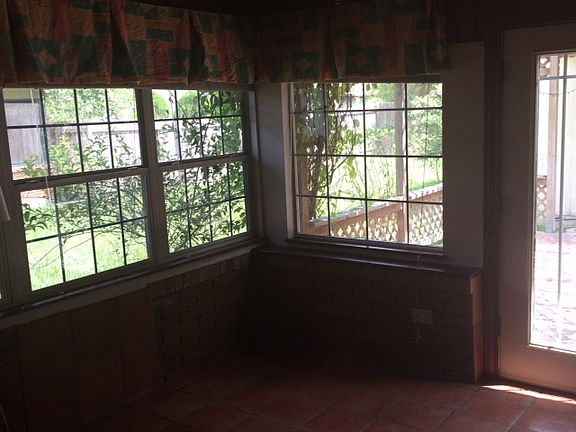 5th image of 906 E Taylor