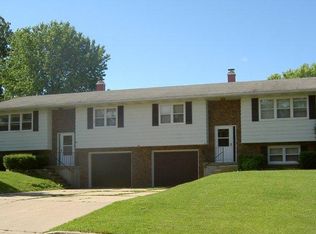 140 Woodview Dr #B, Cottage Grove, WI 53527