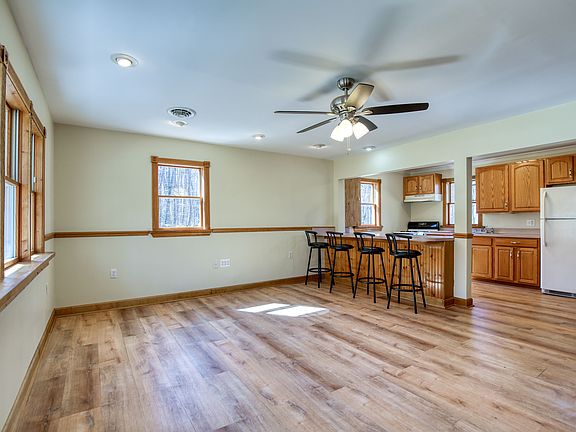 4th image of 65 Floral Ln