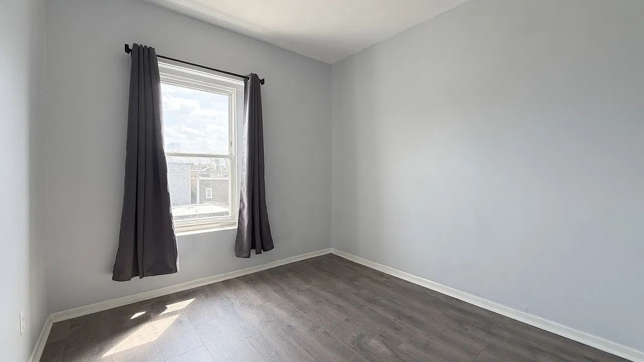 Sun-Drenched 2BR in West Town — Photo 2