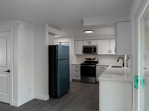 2nd image of 984 Island St
