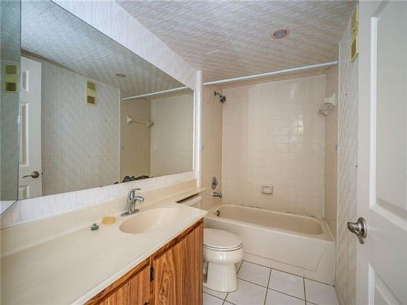 4th image of 1514 Whitehall Dr APT 106