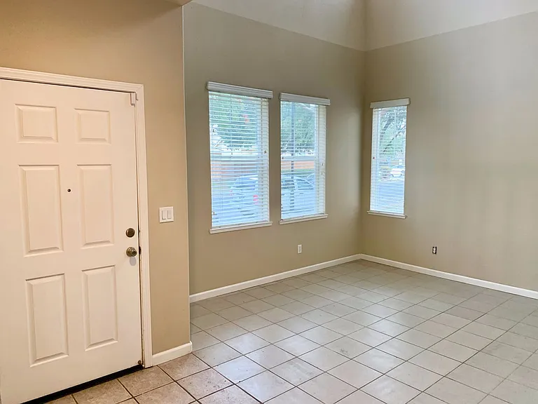 3237 Hudson Dr — Photo 4