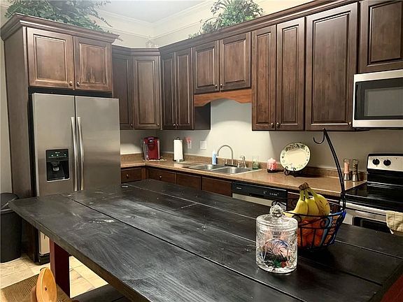 Kitchen, plenty of cabinets, large island