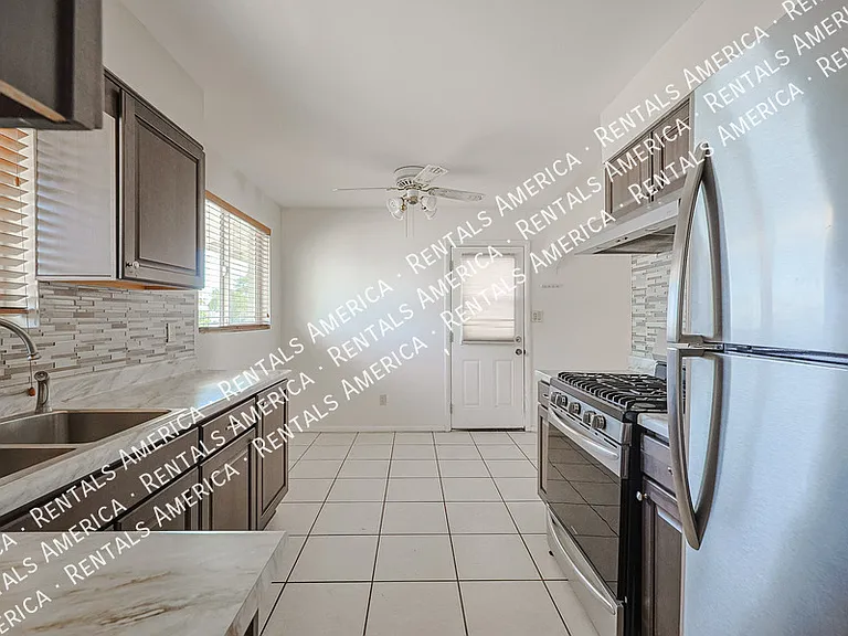 2114 W Myrtle Ave — Photo 7