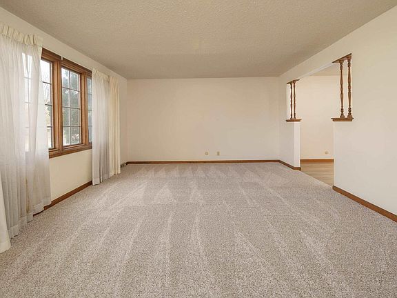 3rd image of 1747 Spruce Hills Dr